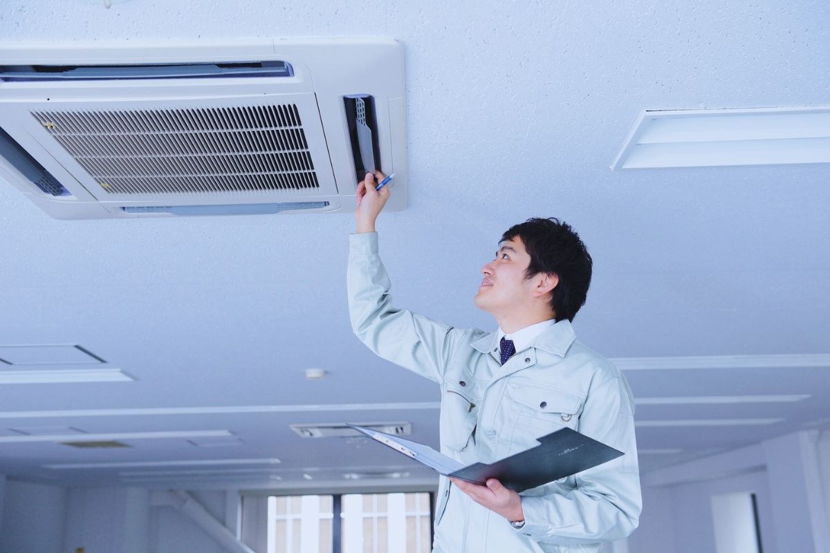 An expert checks the air purifier filter.