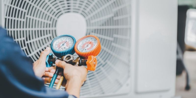 HVAC expert checks how long the air conditioner compressor lasts.